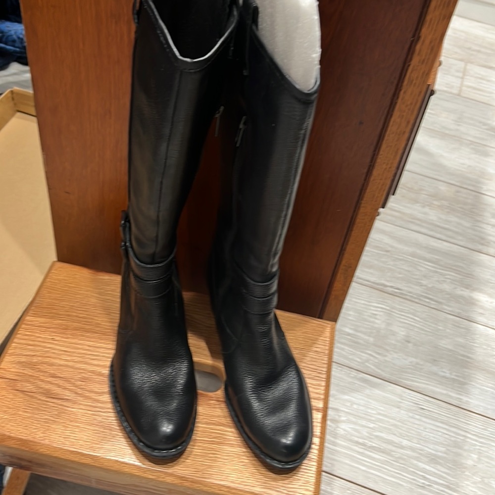 Born black leather boots NW box  Lewisa W32550 size 8